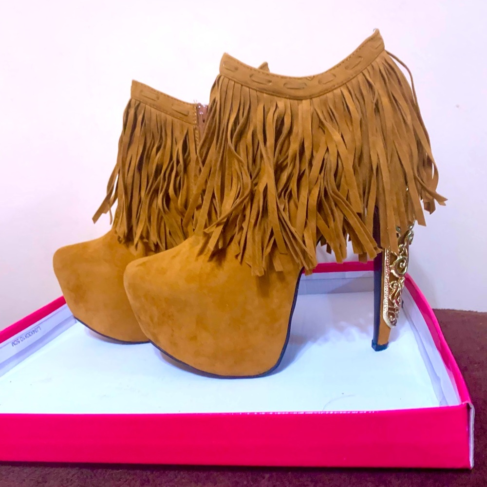 BNIB Privileged Lolla platform heeled booties in Chestnut, size 8.5